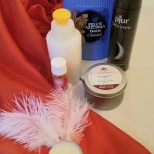 Onlineshop Massage Geschenk Berührung Berührungsset Delux Zauberpuder Massageöl Gleitgel Duftöl Federn Kerze Seidentuch